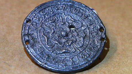 Desentierran un colgante con el símbolo medieval de la Corona inglesa cerca del Kremlin de Moscú