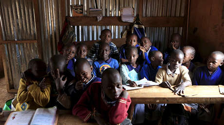 Un maestro y sus alumnos matan a golpes a una niña por no saber leer en inglés