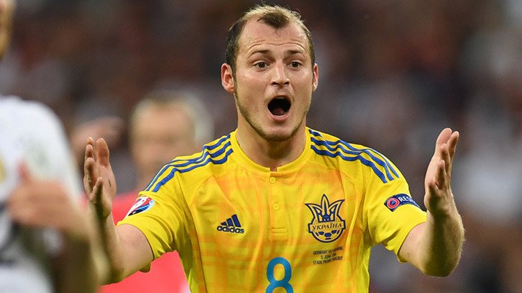 "Este no es lugar para nazis": un futbolista ucraniano es retirado de un equipo español