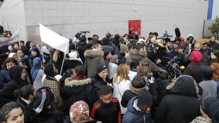 Cuatro policías franceses acusados de violar a un joven con su porra durante una identificación