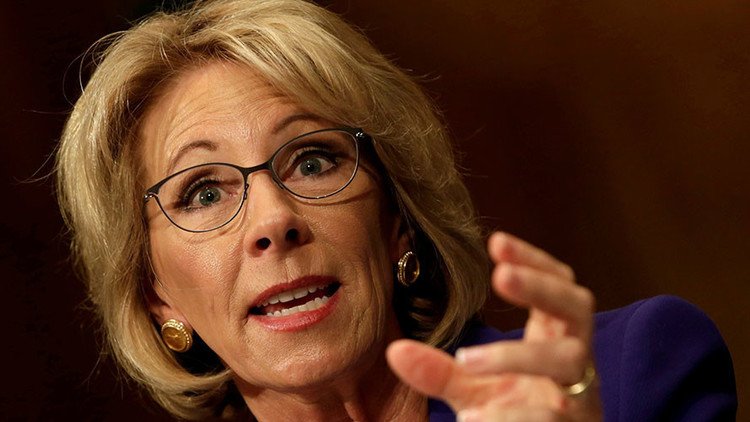 El Senado de EE.UU. aprueba a Betsy DeVos como secretaria de Educación en una votación agónica