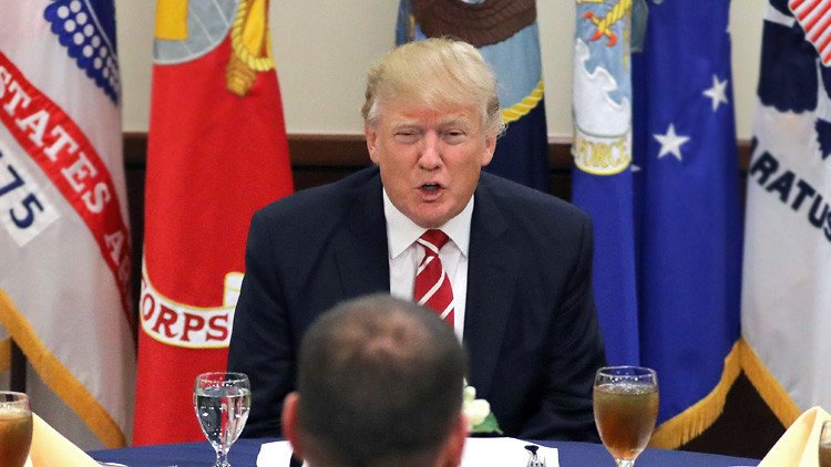 "¡Vamos a destruir su carrera!": Trump se burla y amenaza a un senador