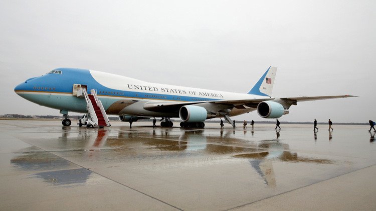 Un avión se acerca demasiado al Air Force One con Trump a bordo