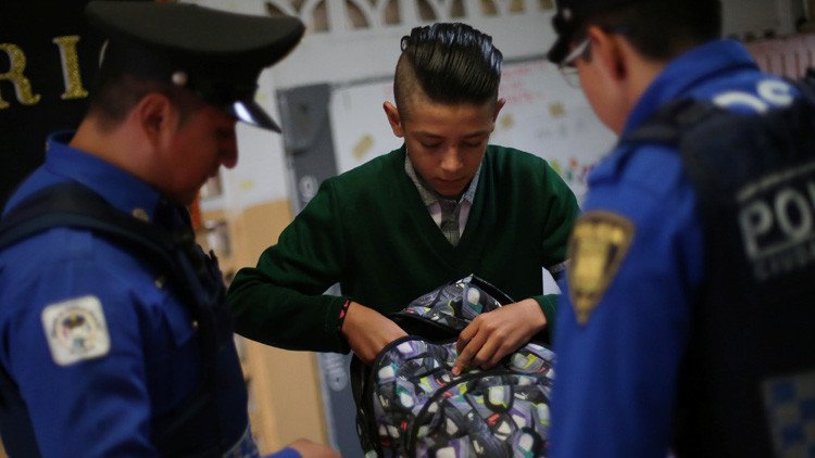 'Bullying' venenoso en México: Estudiantes echan plaguicida en la bebida de una compañera