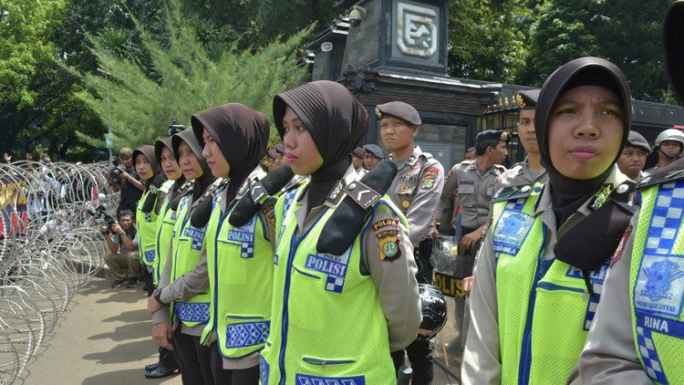 VIDEO: Una mujer pierde la conciencia a bastonazos y la multitud jalea la tortura (18+)