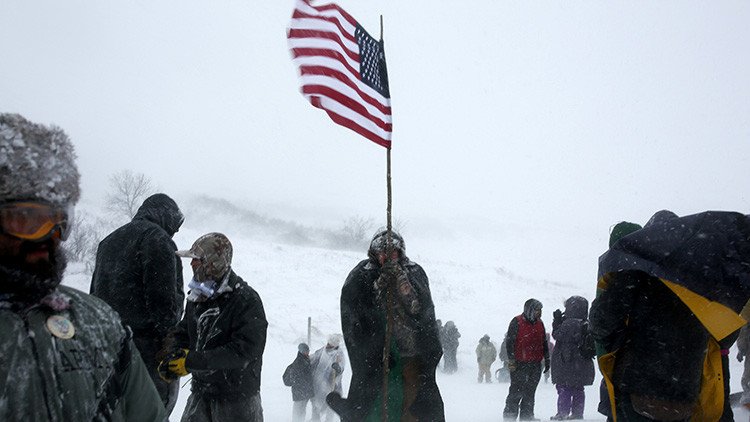 Veteranos de EE.UU. llegan a la reserva Standing Rock para defender a los sioux de la Policía