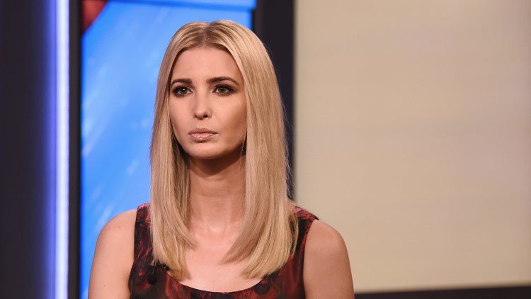 La foto de Ivanka Trump en el escritorio de la Oficina Oval genera polémica en la Red
