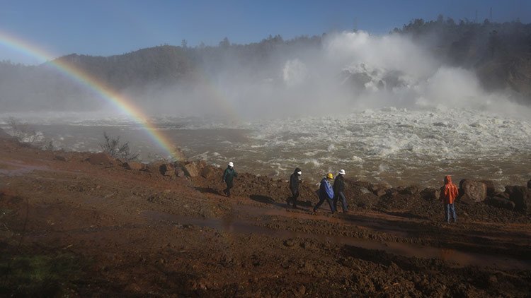 California, en estado de emergencia: Imágenes 'apocalípticas' desde la presa de Oroville