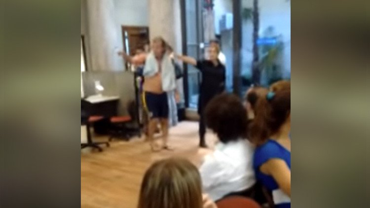 VIDEO: Un argentino acude a bañarse a la empresa que le cortó el agua y la luz