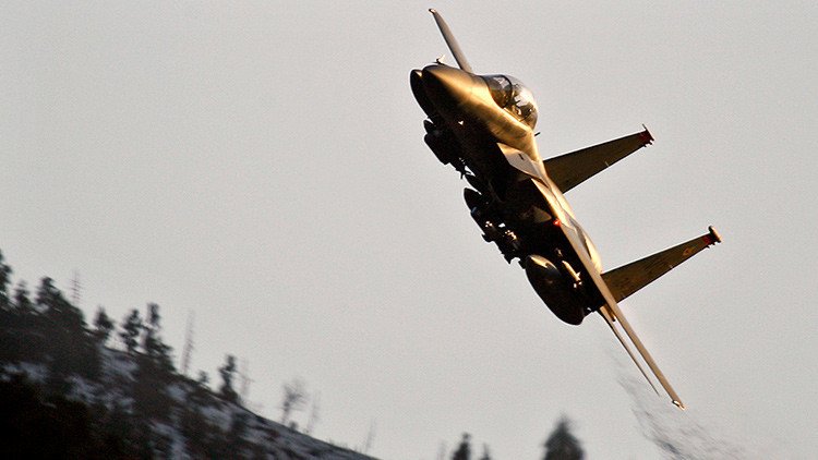 Mandan aviones militares F-15 para interceptar una aeronave cerca de una residencia de Trump 