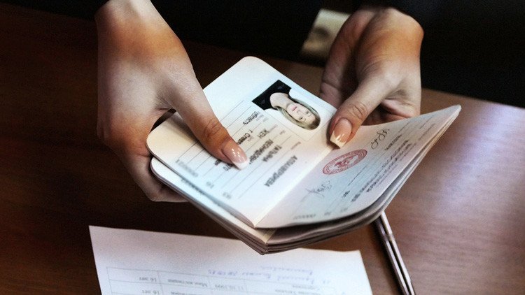 Putin firma una orden que reconoce los documentos de los residentes de Donetsk y Lugansk