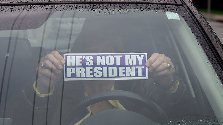 "¡Dimita ahora mismo!": Miles de personas se echan a la calle contra Trump en EE.UU.