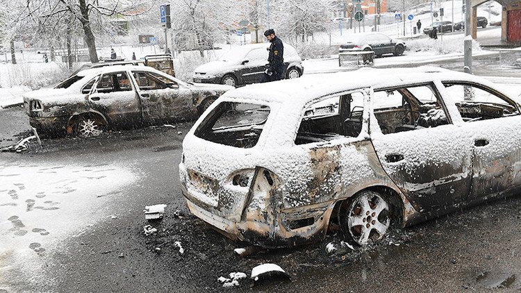 Videos: Coches en llamas en los disturbios contra la Policía en Estocolmo 