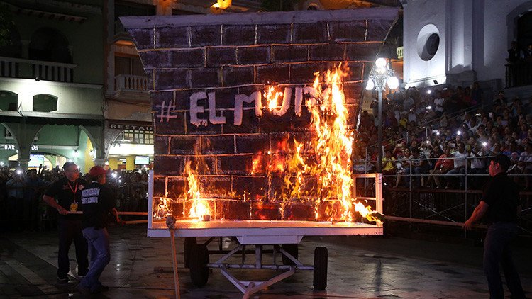 México: Queman el 'muro' fronterizo de Trump en el Carnaval de Veracruz (VIDEO)