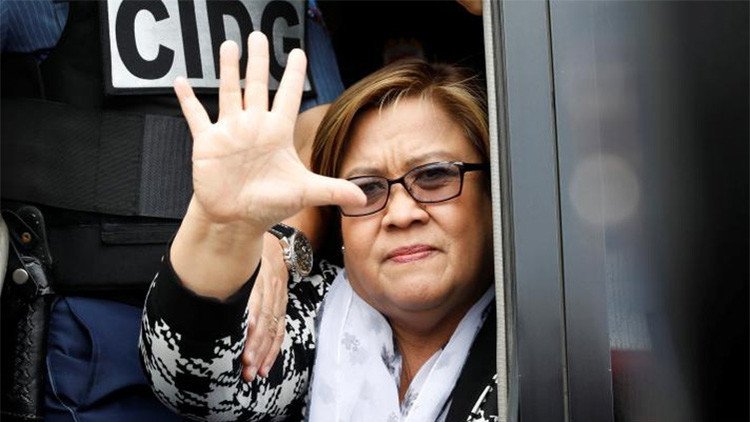 Arrestan a una senadora crítica de Duterte