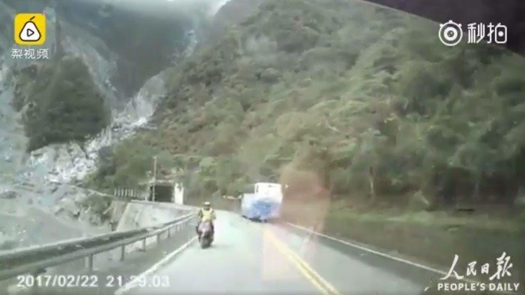 Un motorista cae por un precipicio tras ser embestido por un coche (FUERTES IMÁGENES) 