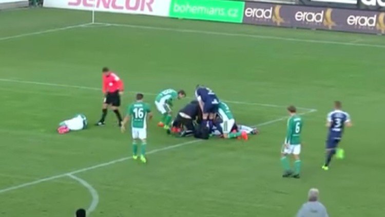 Un futbolista salva la vida al portero del equipo contrario en pleno partido