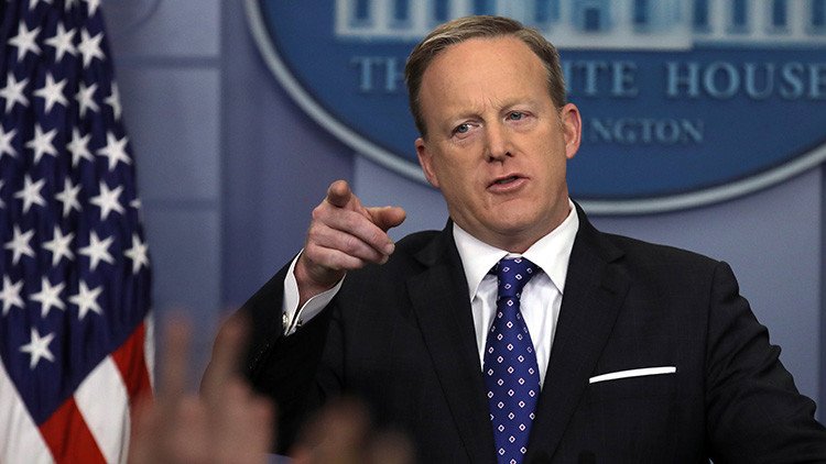 El portavoz presidencial de EE.UU. revisa los teléfonos de los empleados de la Casa Blanca 