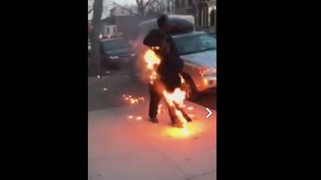 Un hombre se prende fuego en plena calle en Nueva York y sigue caminando como si nada
