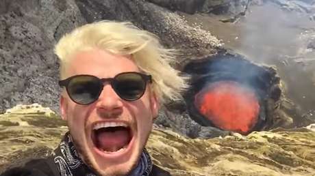 Dos jóvenes se graban junto a un volcán a punto de entrar en erupción