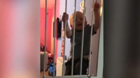 Un bebé sabe cómo escapar de cualquier lugar