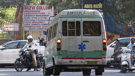 FUERTES IMÁGENES: Joven se desangra en una calle de India mientras lo filman