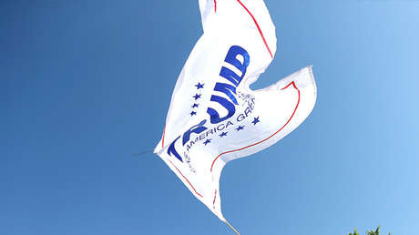 La Marina de EE.UU. investiga por qué uno de sus coches blindados exhibía una bandera de Trump