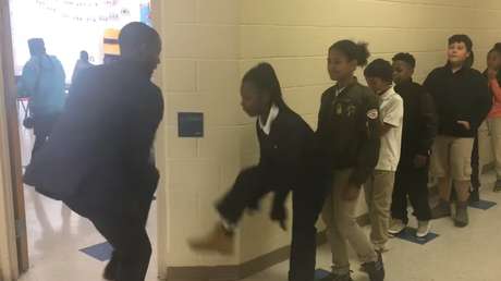 Este 'profe chévere' tiene un saludo personalizado para cada alumno