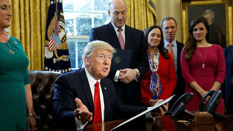 Trump exigiría a sus funcionarias que "se vistan como mujeres"