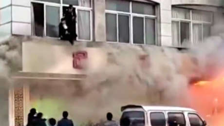 Un potente incendio en un spa en China deja 18 muertos (FUERTE VIDEO)