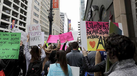 La guerra de las protestas: manifestantes pro y anti-Trump chocan frente a frente (FOTOS, VIDEOS)