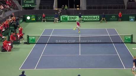 Pierde un punto y… ¡golpea al juez de silla con la bola!