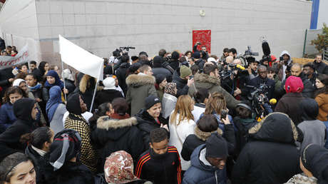 Cuatro policías franceses acusados de violar a un joven con su porra durante una identificación