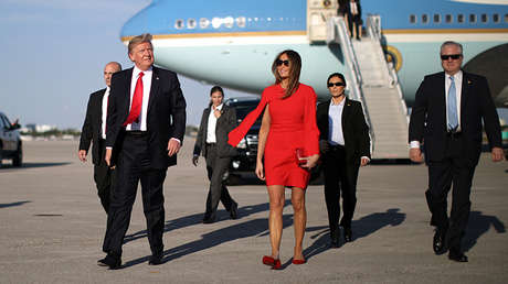 Experta en lenguaje corporal explica por qué Trump evita tomar la mano de Melania