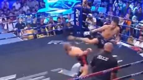 Un luchador de muay thai esquiva una patada como en 'Matrix'