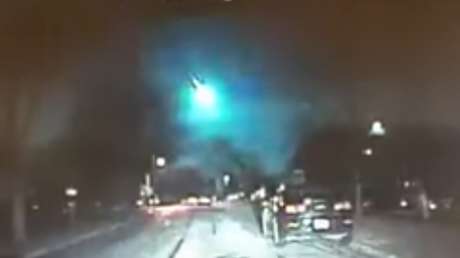 Un enorme meteoro ilumina el lago Michigan (EE.UU.) por la noche