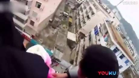 Salva a su esposa agarrándola del pelo