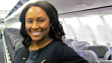 La increíble historia de una azafata que salvó a una adolescente por la nota que dejó en el baño