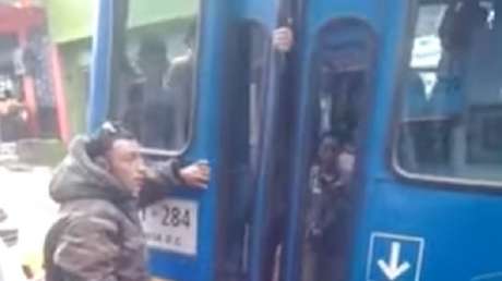 Un conductor de autobús deja atrapado a un ladrón