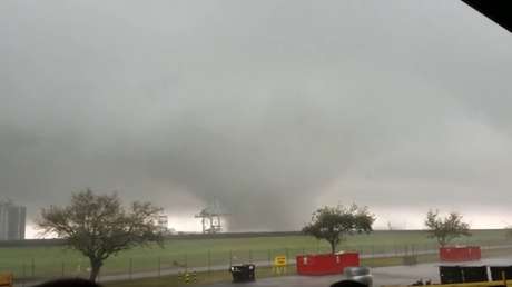 Un tornado sacude un complejo de la NASA con un cohete superpesado 