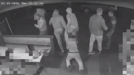 Arrastran y secuestran a un joven de un bar y nadie le ayuda