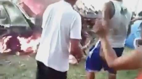 FUERTES IMÁGENES: Una multitud enfurecida lincha a una mujer y la lanza a una hoguera