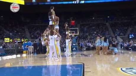 Una animadora sufre dos fuertes caídas durante un partido de baloncesto