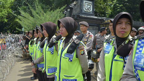 VIDEO: Una mujer pierde la conciencia a bastonazos y la multitud jalea la tortura (18+)