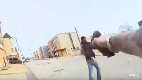 FUERTES IMÁGENES: Policía mata a tiros a un delincuente justo antes de que dispare contra él (18+)