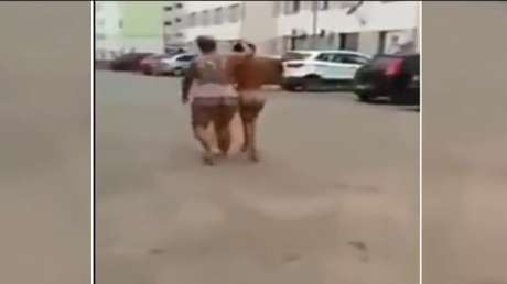 Encuentra a su esposo con una amante y la castiga en el acto con crueldad extrema (18+)