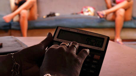 Un colombiano, 'secuestrado' por sus deudas en un burdel, pide a su jefa que le pague el rescate