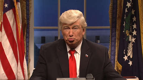 Un diario publica una foto de Alec Baldwin disfrazado de presidente de EE.UU. como si fuera de Trump