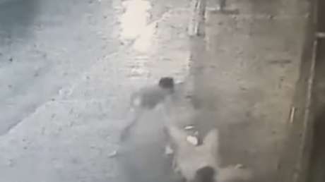 FUERTES IMÁGENES: Un hombre desnudo agrede brutalmente a una mujer en una calle de Argentina