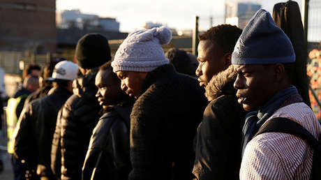 "Fuera de Francia": La Policía de París trata de expulsar a los refugiados en una 'batalla' desigual